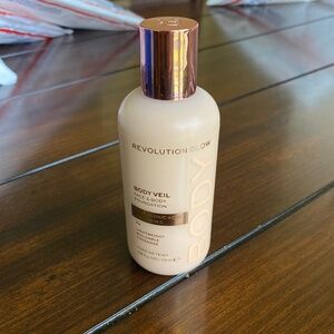 Makeup Revolution Body Veil Foundation F6